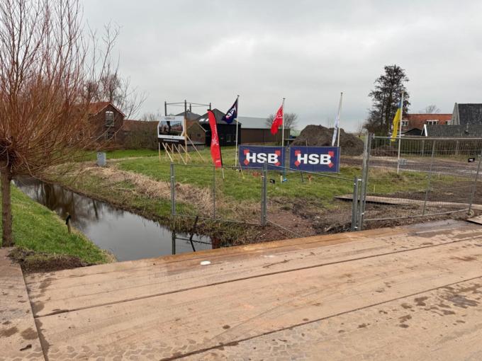 Eerste paal de grond in voor nieuwbouw Sluisstraat in Oostknollendam